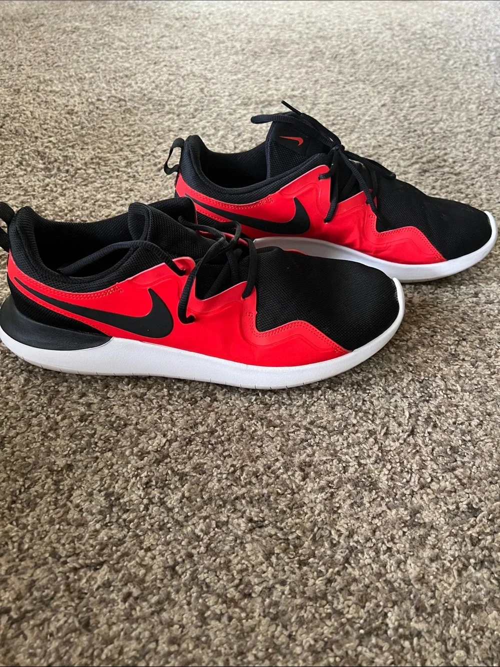 Nike Black and Red Low-Top Trainers - Picture 1 of 4